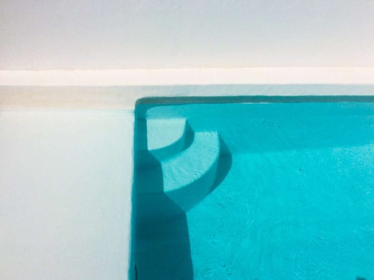 shadow-swimming-pool-against-sea_0x800