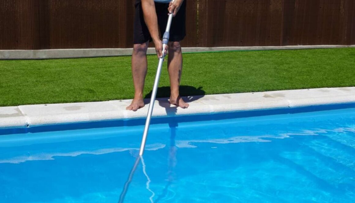 action-cleaning-bottom-pool-house-villa-man-holding-pool-cleaner-rod_0x800