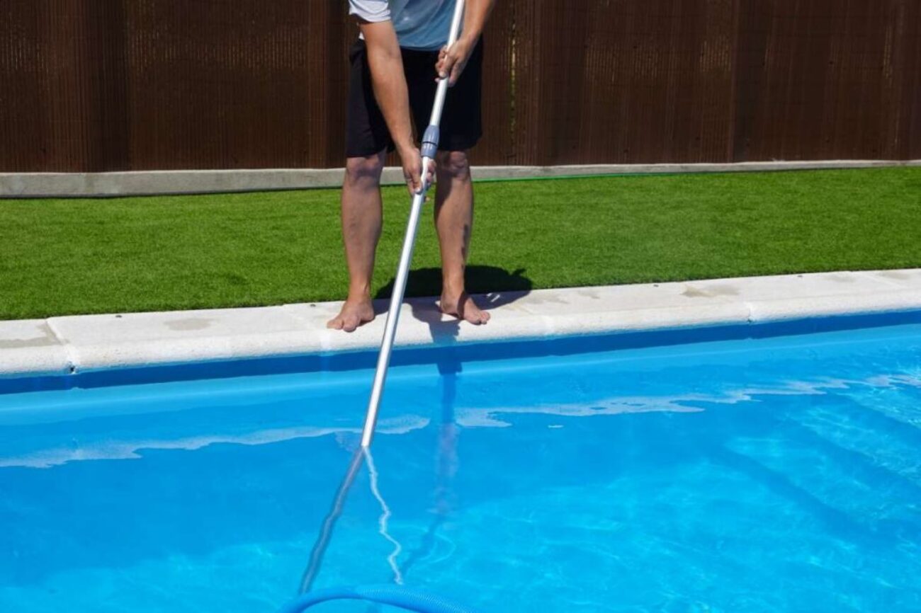 action-cleaning-bottom-pool-house-villa-man-holding-pool-cleaner-rod_0x800