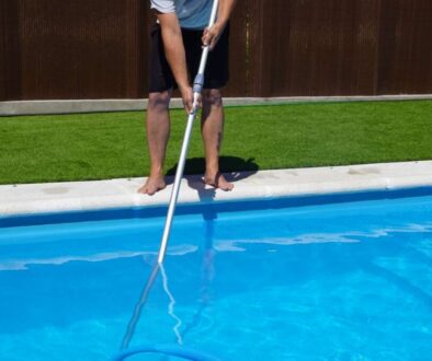 action-cleaning-bottom-pool-house-villa-man-holding-pool-cleaner-rod_0x800