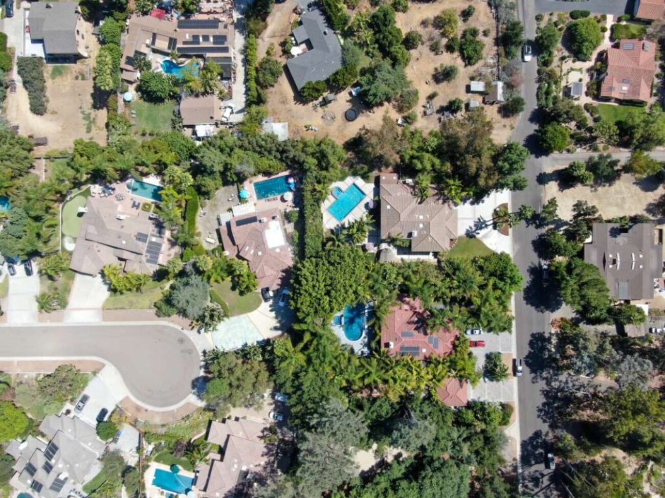 aerial-view-large-scale-villa-wealthy-residential-town-encinitas-south-california-usa(1)_0x800