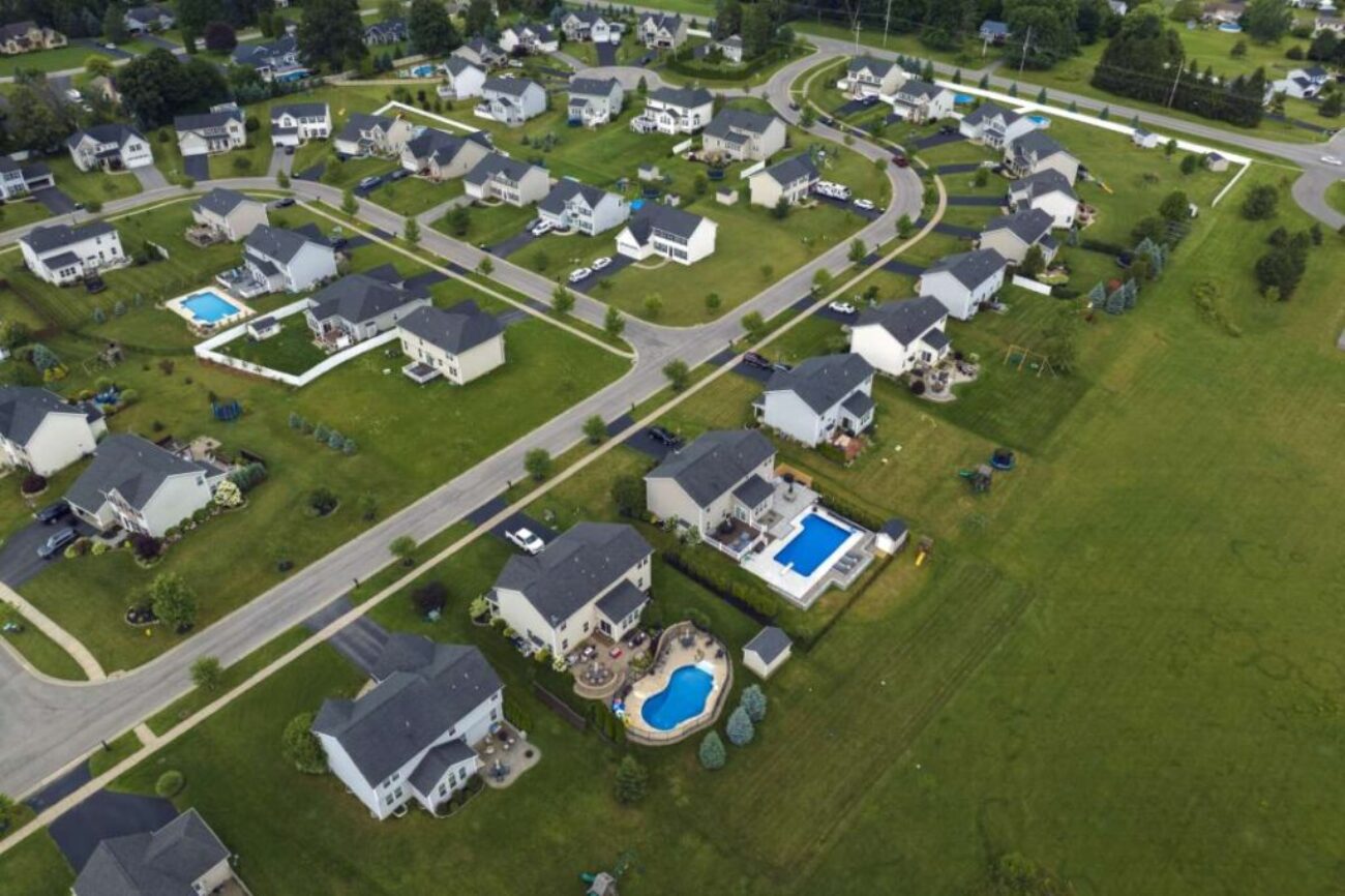 aerial-view-spacious-new-family-houses-upstate-new-york-suburban-area-real-estate-development-american-suburbs_0x800