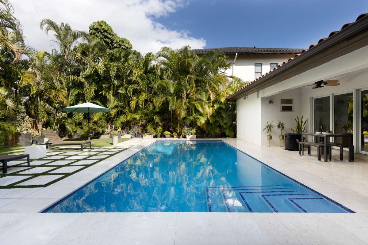 backyard-modern-house-with-swimming-pool-artificial-grass-stone-path-trees-chairs(4)_0x800