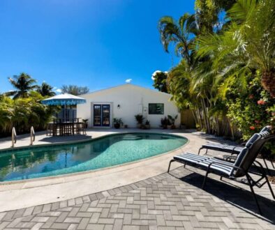 backyard-modern-house-with-swimming-pool-artificial-grass-stone-path-trees-chairs(6)_0x800