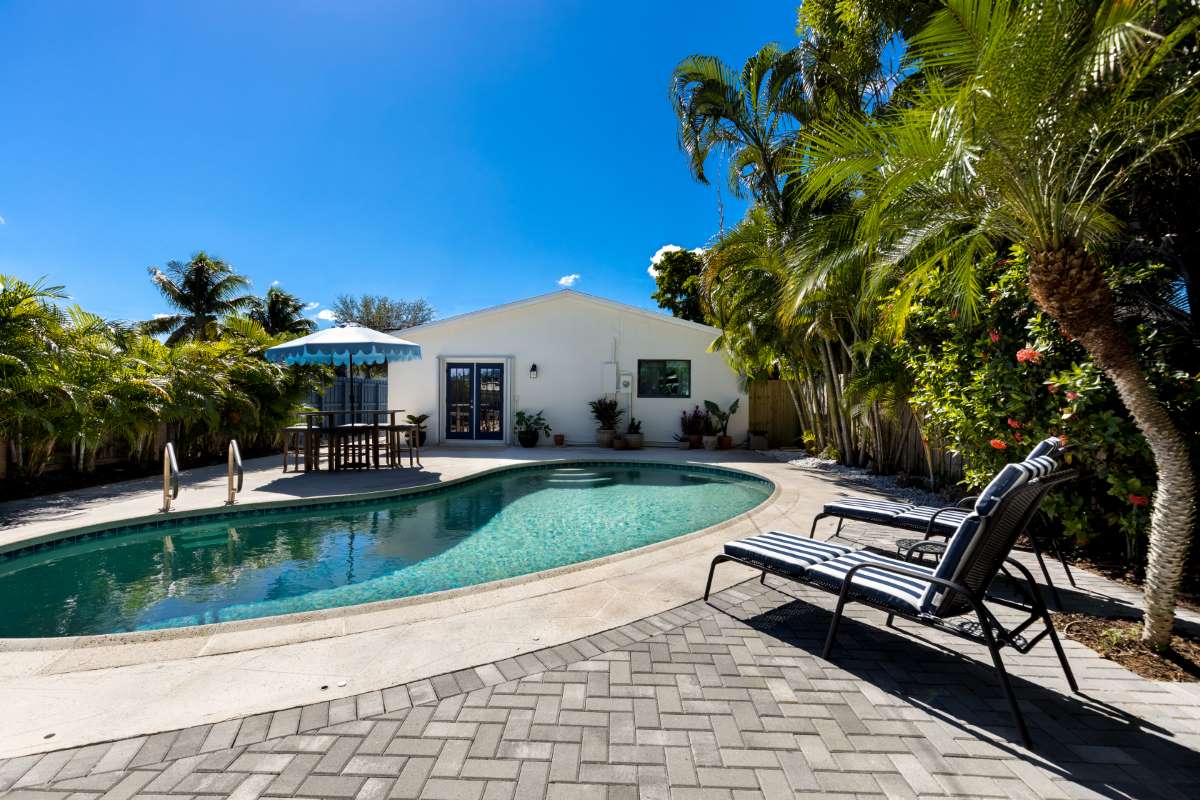 backyard-modern-house-with-swimming-pool-artificial-grass-stone-path-trees-chairs(6)_0x800