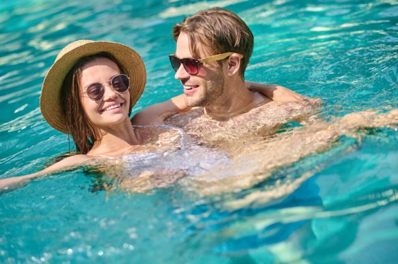 good-moments-young-happy-couple-spending-time-swimming-pool(1)_0x800