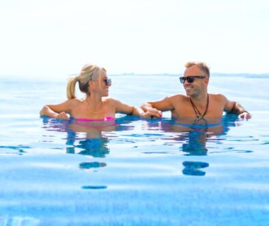 happy-couple-holidays-relaxing-infinity-pool(1)_0x800