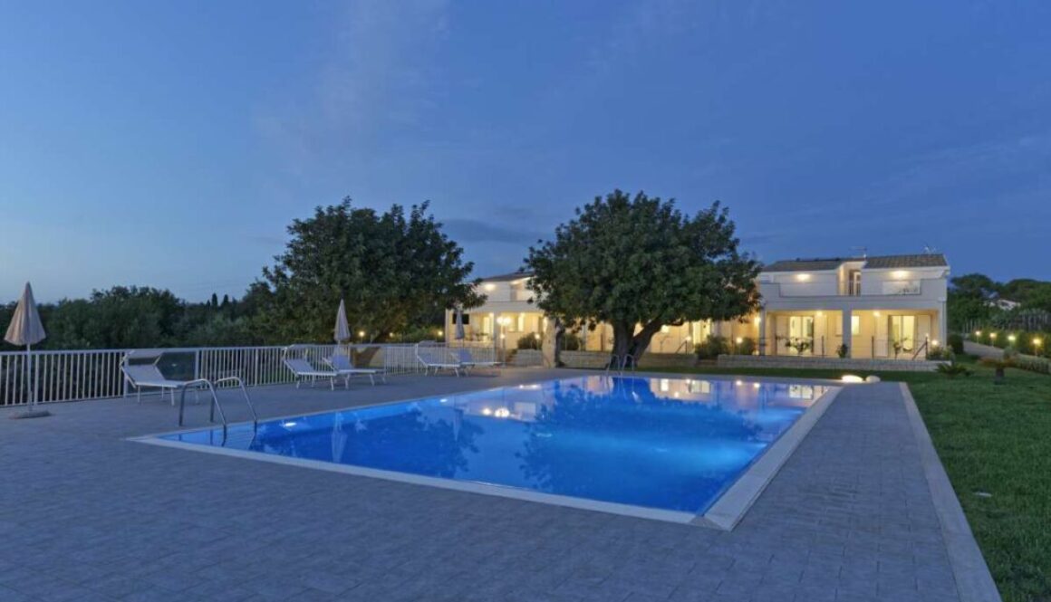 italy-sicily-ragusa-province-countryside-house-garden-swimming-pool-sunset_0x800