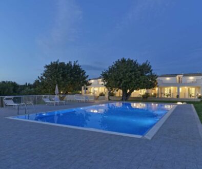 italy-sicily-ragusa-province-countryside-house-garden-swimming-pool-sunset_0x800