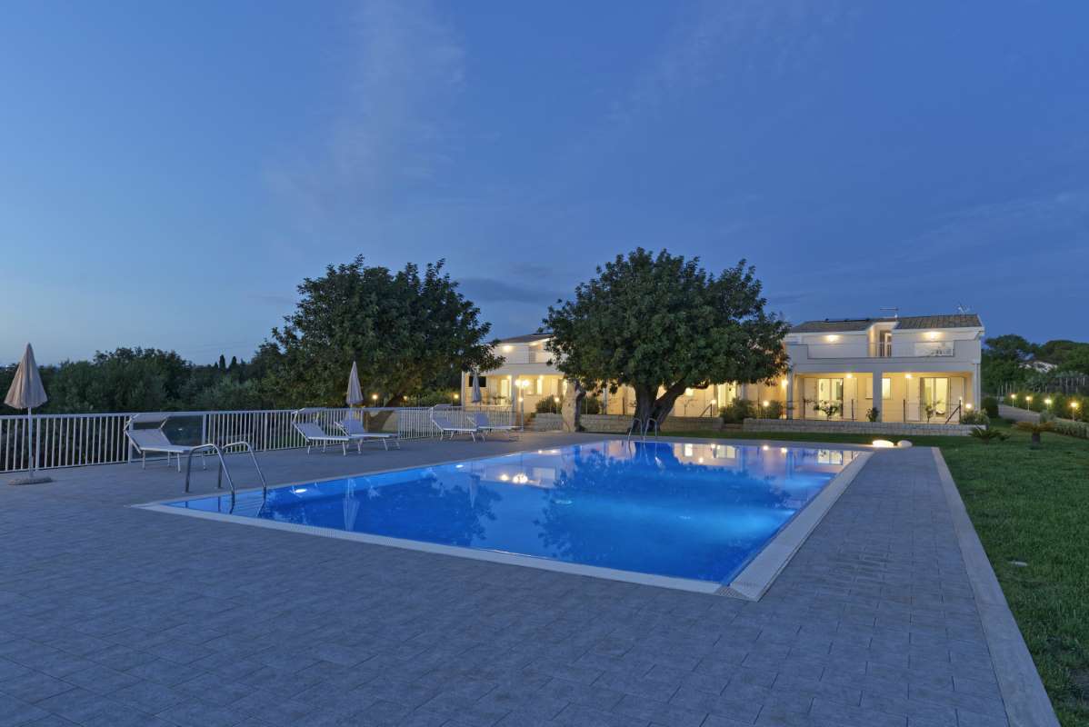 italy-sicily-ragusa-province-countryside-house-garden-swimming-pool-sunset_0x800