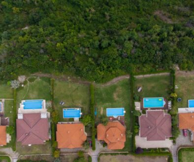 modern-cottage-village-with-luxury-houses-swimming-pools-golf-courses-aerial-view(1)_0x800