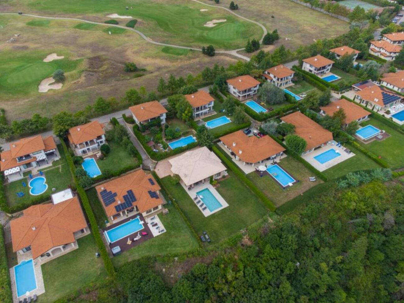 modern-cottage-village-with-luxury-houses-swimming-pools-golf-courses-aerial-view(2)_0x800