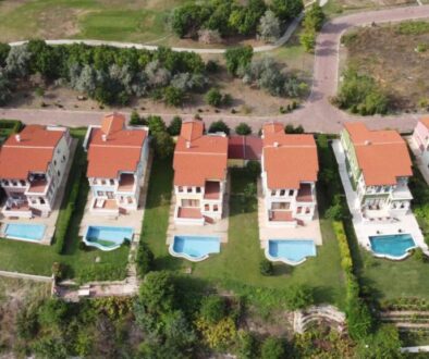 modern-cottage-village-with-luxury-houses-swimming-pools-golf-courses-aerial-view_0x800