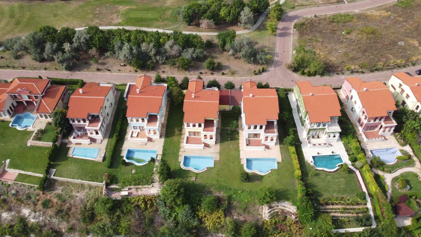 modern-cottage-village-with-luxury-houses-swimming-pools-golf-courses-aerial-view_0x800