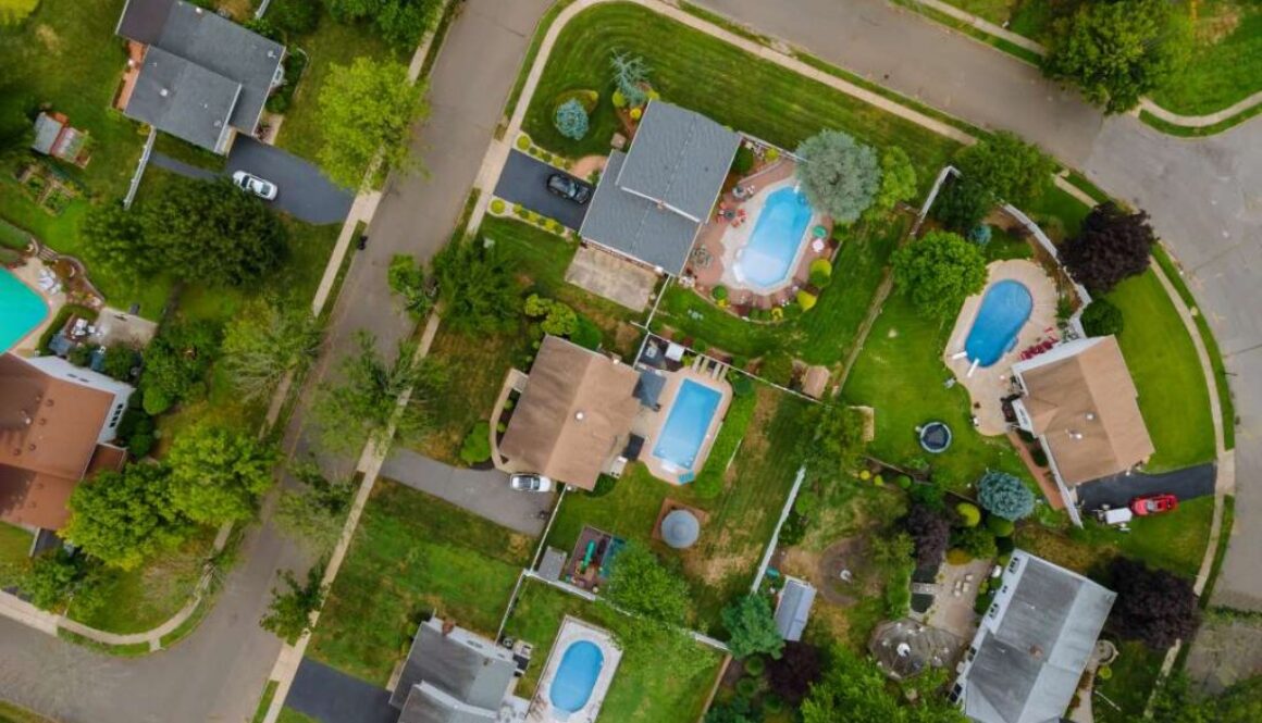 overhead-aerial-view-suburban-area-apartment-district-with-cars-parking-lot-home_0x800