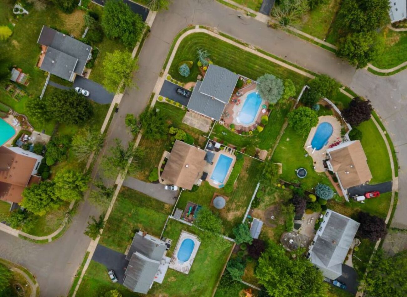 overhead-aerial-view-suburban-area-apartment-district-with-cars-parking-lot-home_0x800