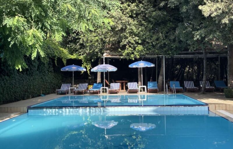 pool-with-pool-with-blue-water-umbrellas-chairs_0x800