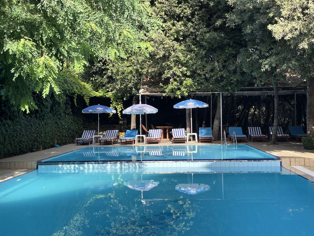 pool-with-pool-with-blue-water-umbrellas-chairs_0x800