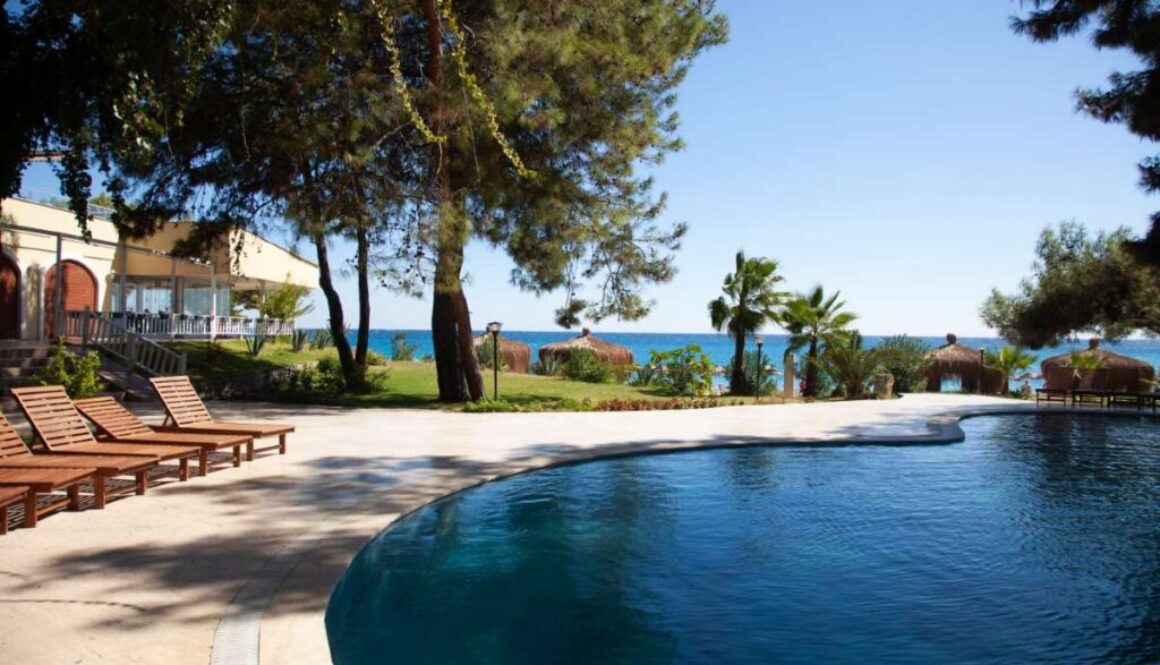 swimming-pool-resort-near-sea_0x800