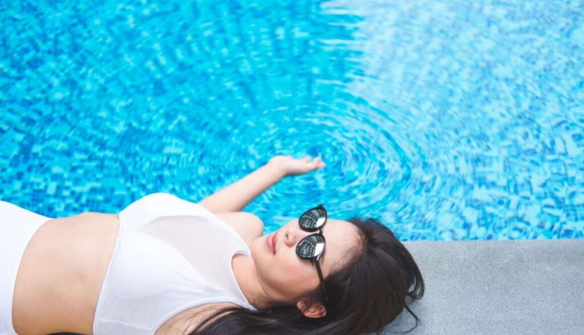 woman-sunglasses-lying-down-poolside_0x800