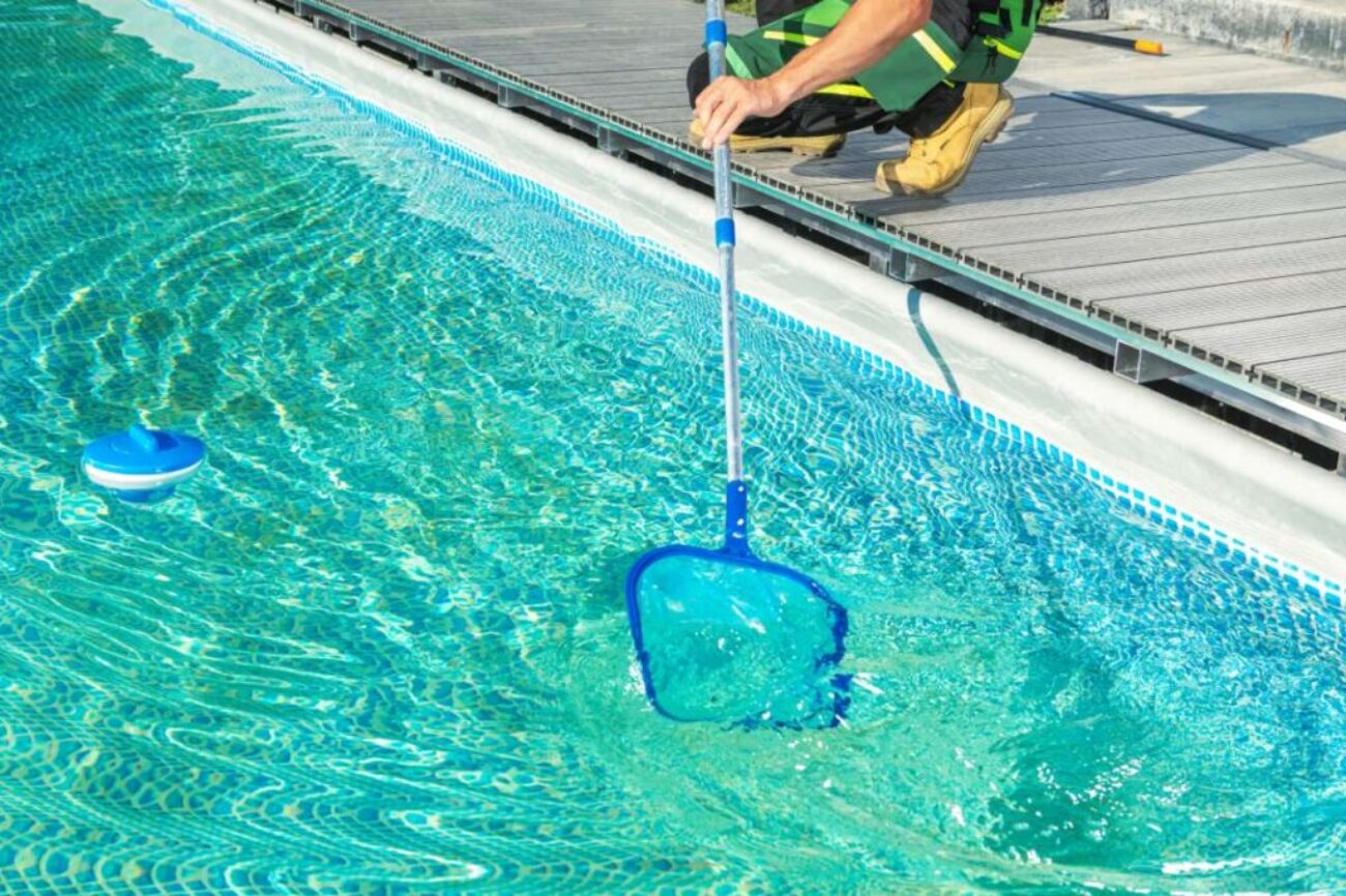 cleaning-swimming-pool-with-skimmer-net_0x800