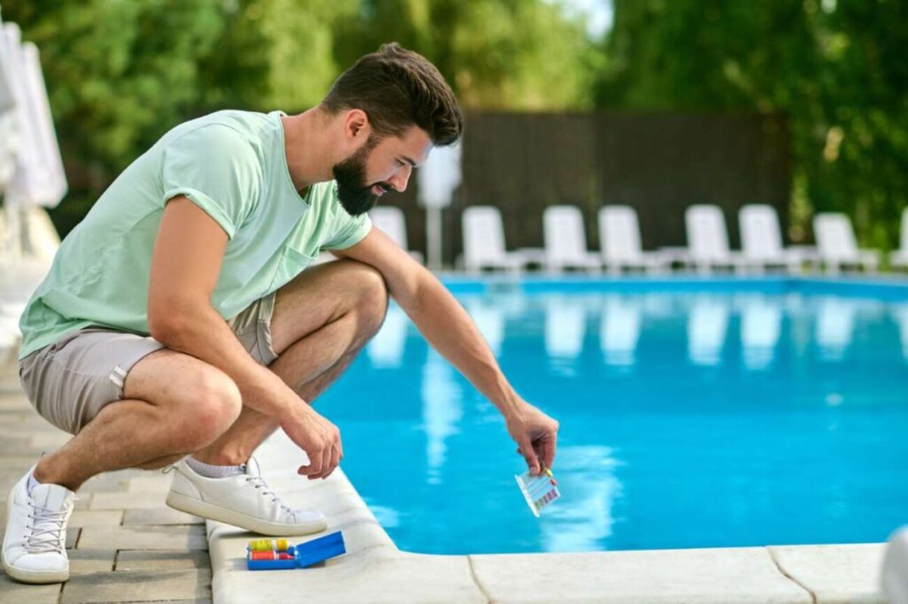 service-man-making-water-test-swimming-pool_0x800