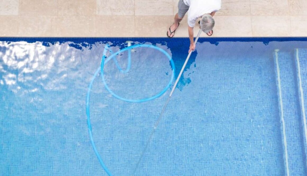 top-view-man-cleaning-swimming-pool(1)_0x800