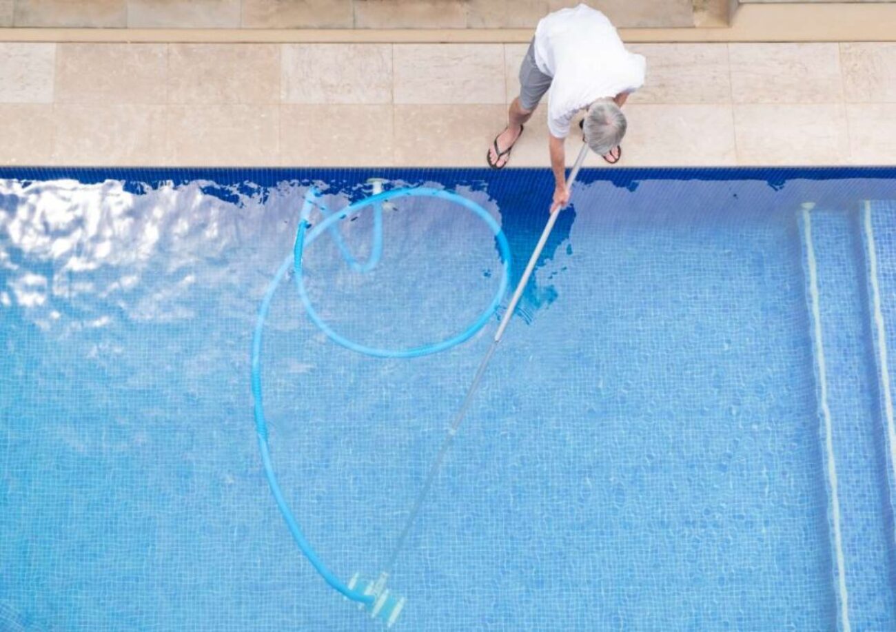 top-view-man-cleaning-swimming-pool(1)_0x800