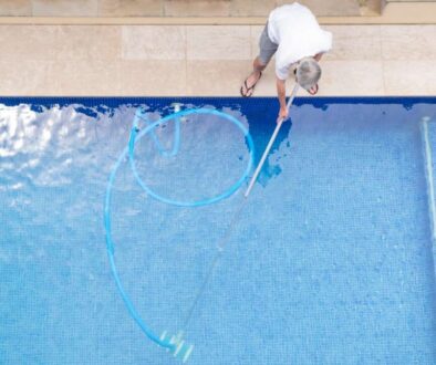 top-view-man-cleaning-swimming-pool(1)_0x800