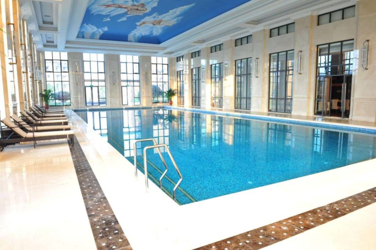 spacious-bright-private-indoor-swimming-pool_0x800