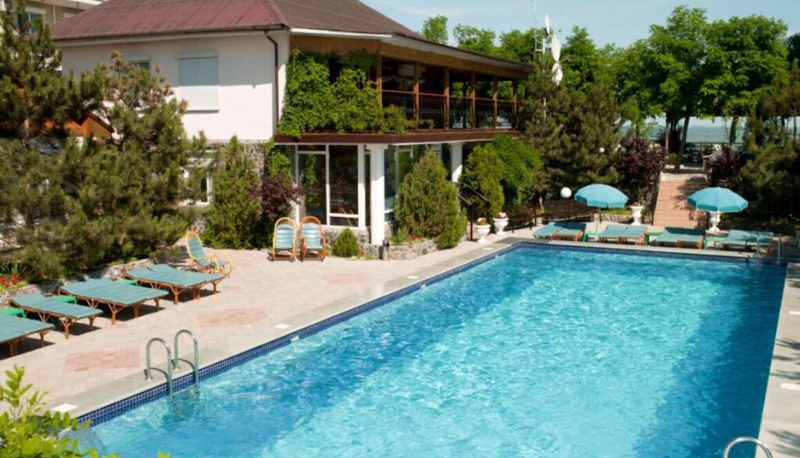 swimming-pool-with-tables-leisure-travelers-hotel_0x800