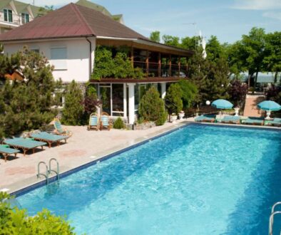 swimming-pool-with-tables-leisure-travelers-hotel_0x800