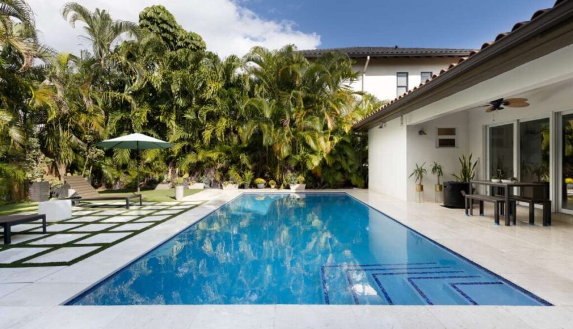 backyard-modern-house-with-swimming-pool-artificial-grass-stone-path-trees-chairs(1)_0x800