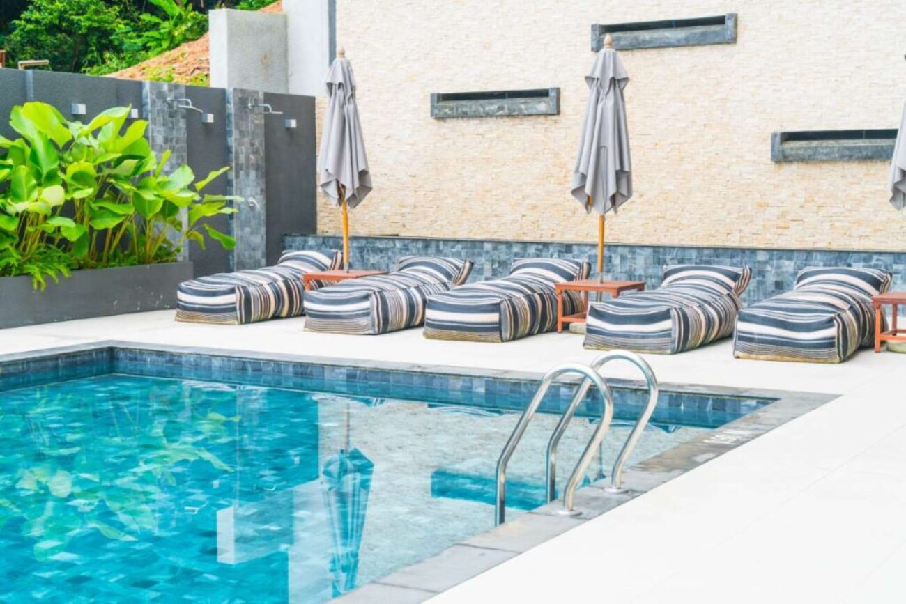 beautiful-luxury-umbrella-chair-around-outdoor-swimming-pool_0x800