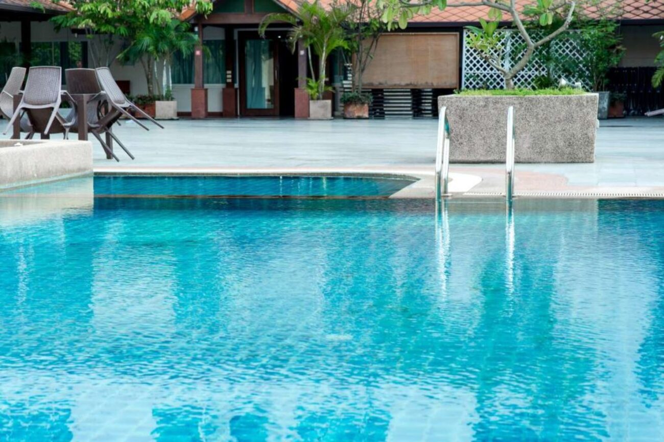 blue-swimming-pool-ready-play-hot-those-who-like-play-with-copy-space(1)_0x800