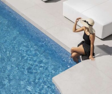 close-up-beaujtiful-woman-luxury-travcel-house_0x800