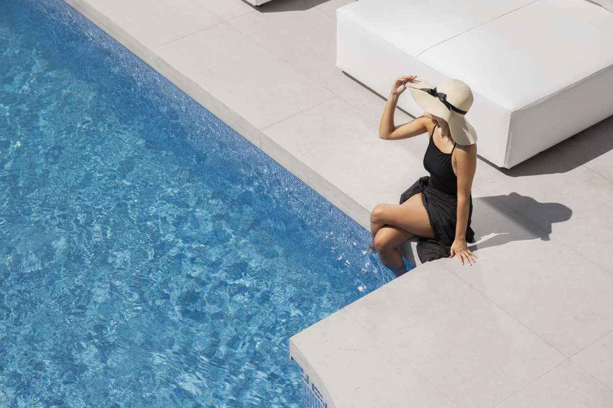 close-up-beaujtiful-woman-luxury-travcel-house_0x800