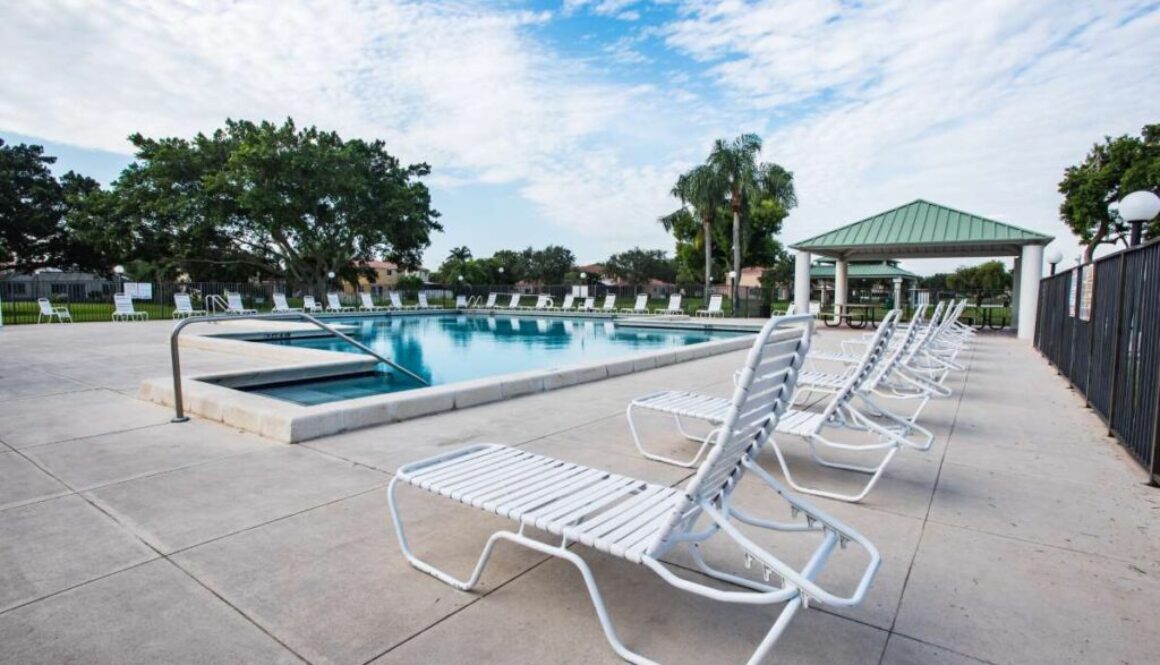 empty-chairs-by-swimming-pool-against-sky_0x800