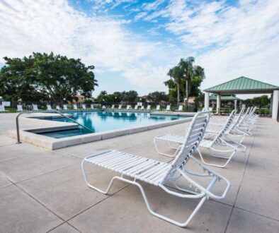 empty-chairs-by-swimming-pool-against-sky_0x800