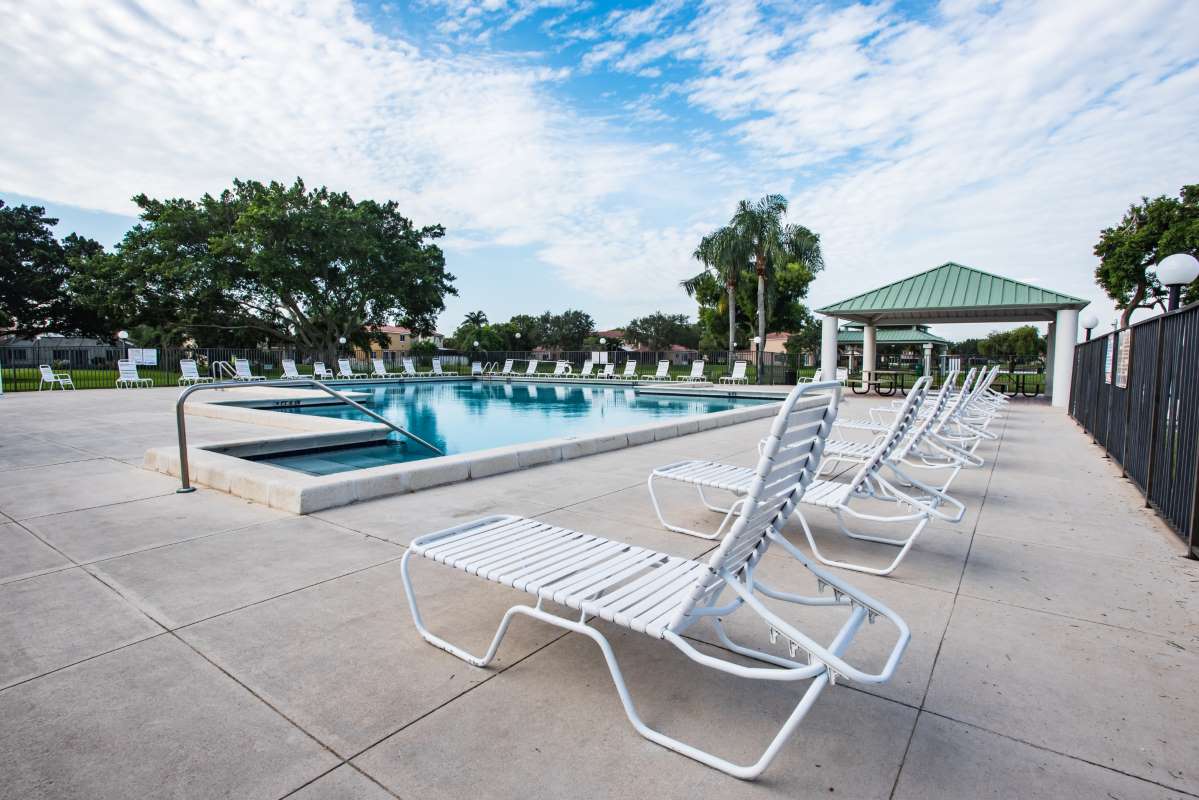 empty-chairs-by-swimming-pool-against-sky_0x800