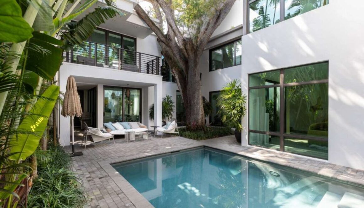 florida-usa-swimming-pool-trees-chairs-urban-landscape-with-blue-sky-reflecting-pool_0x800