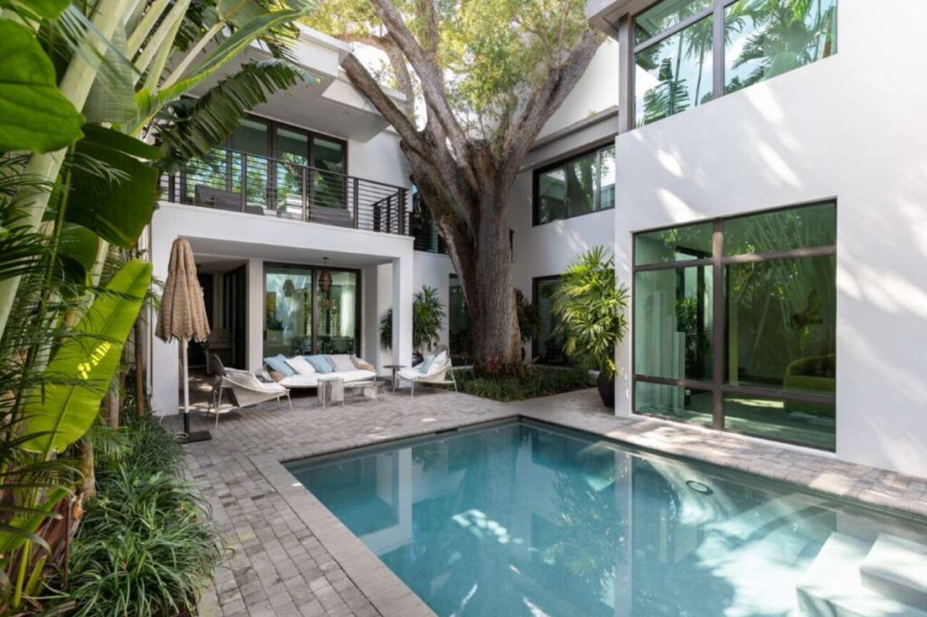 florida-usa-swimming-pool-trees-chairs-urban-landscape-with-blue-sky-reflecting-pool_0x800