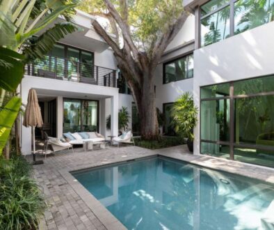 florida-usa-swimming-pool-trees-chairs-urban-landscape-with-blue-sky-reflecting-pool_0x800