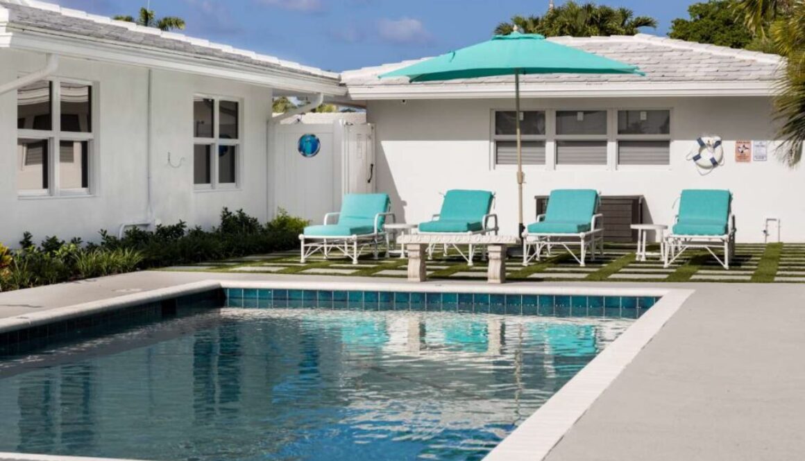 garden-with-natural-vegetation-with-lots-trees-pool-that-creates-armonic-atmosphere(2)_0x800