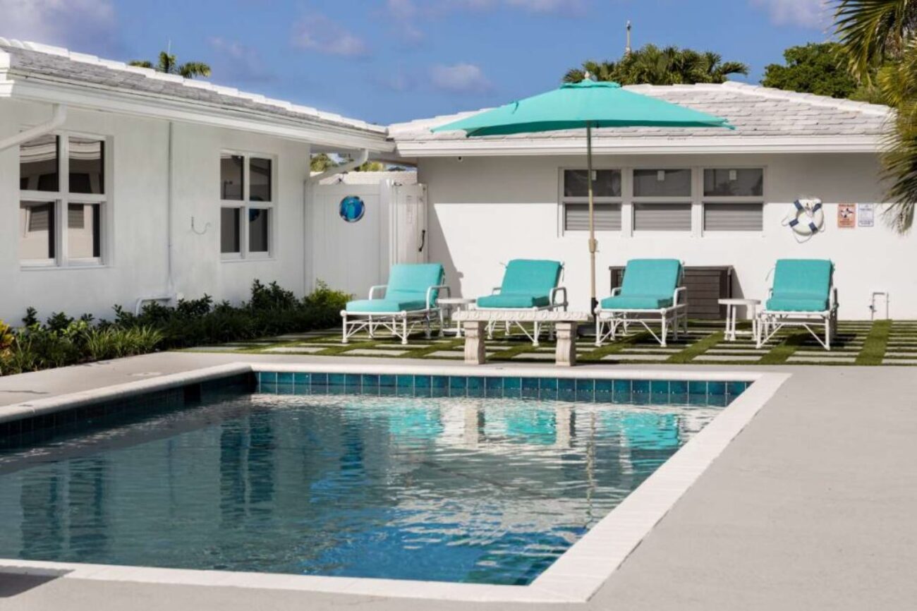 garden-with-natural-vegetation-with-lots-trees-pool-that-creates-armonic-atmosphere(2)_0x800