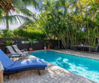 garden-with-natural-vegetation-with-lots-trees-pool-that-creates-armonic-atmosphere(4)_0x800