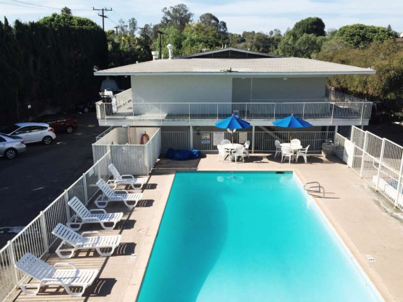 high-angle-view-empty-white-deck-chairs-by-swimming-pool-motel-6_0x800