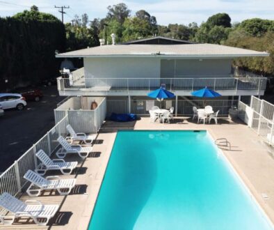 high-angle-view-empty-white-deck-chairs-by-swimming-pool-motel-6_0x800