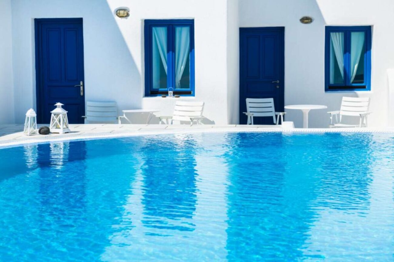 luxury-swimming-pool-with-blue-water-hotel-santorini-island-greece_0x800