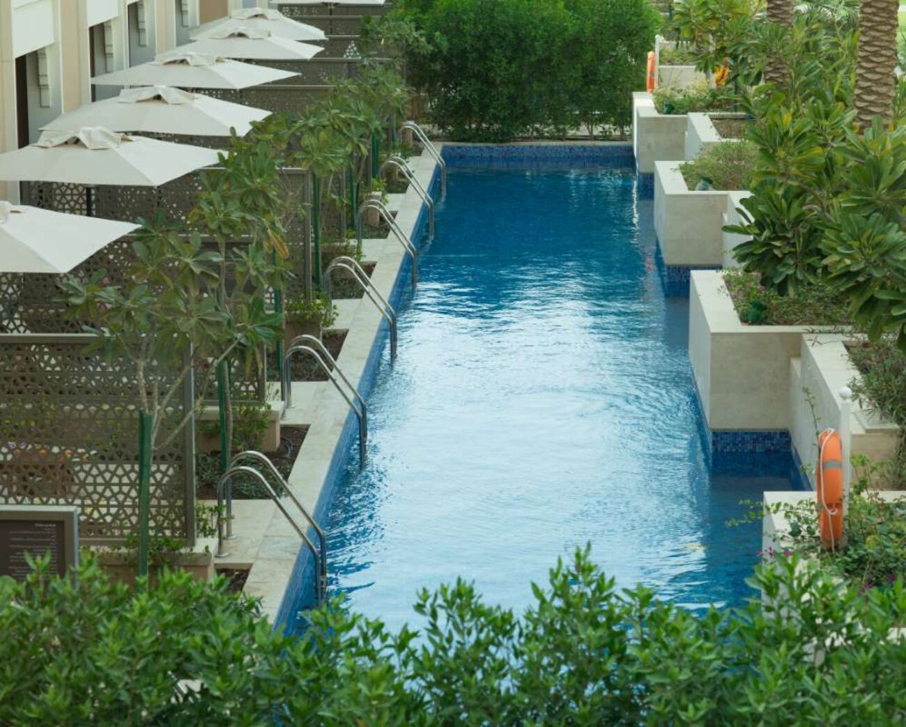 palm-trees-tropical-resort-hotel_0x800